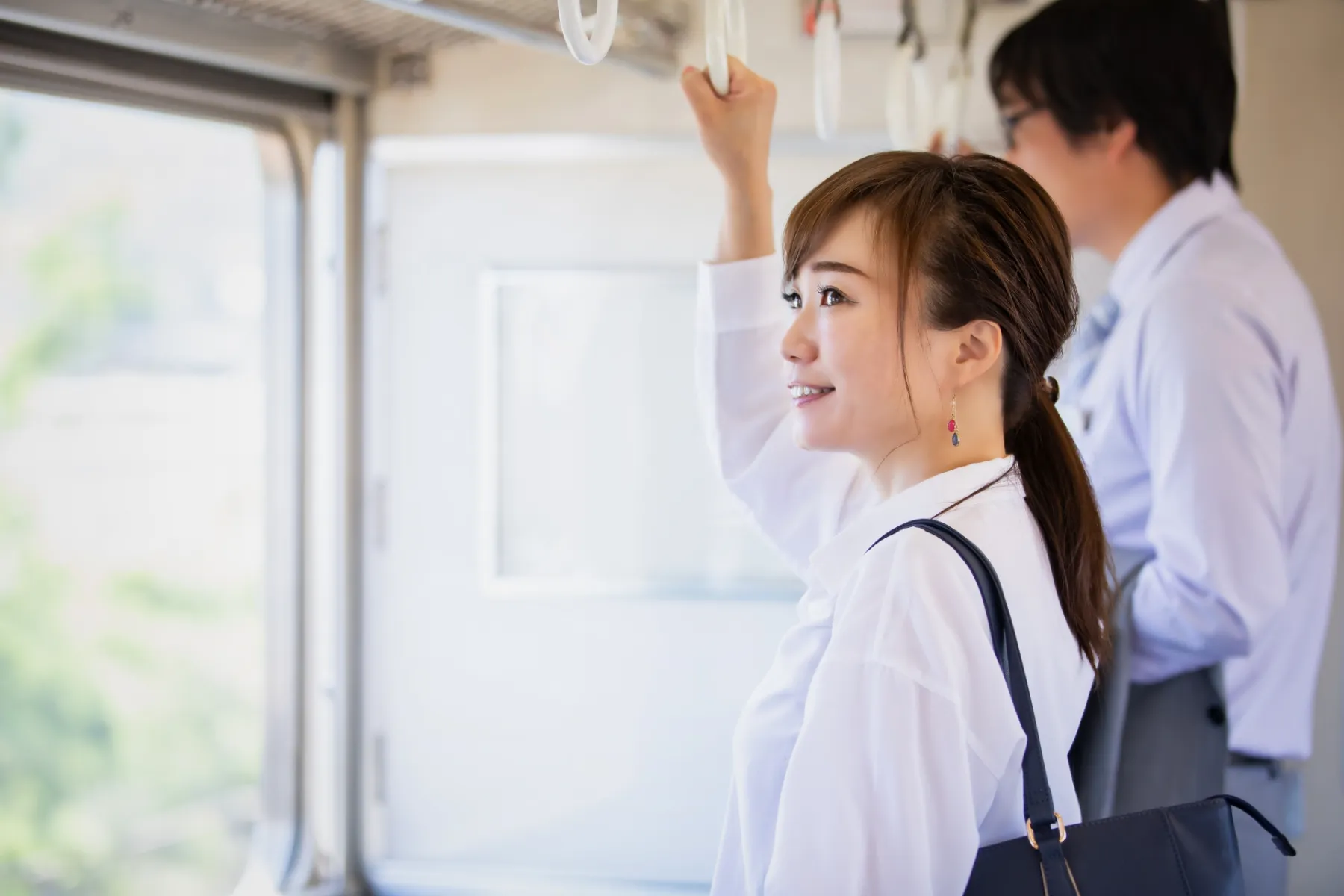 電車で通勤する人