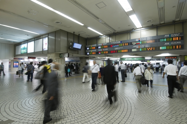 通勤時間帯の駅のコンコース